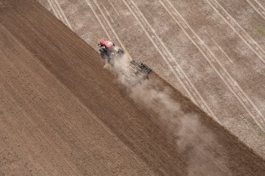 hasat sahada çalışan traktör