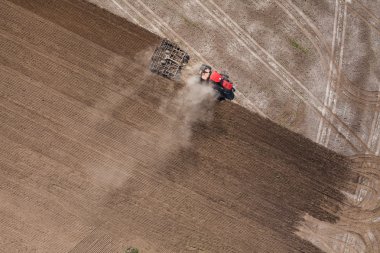 hasat sahada çalışan traktör