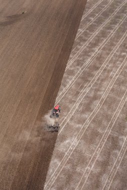 hasat sahada çalışan traktör