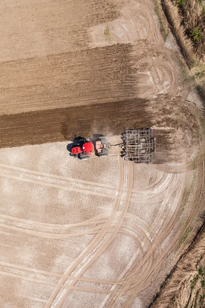 Ciągnika pracy na polu zbiorów — Zdjęcie stockowe