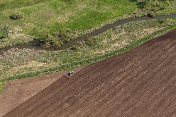 Traktor arbeitet auf dem Erntefeld — Stockfoto