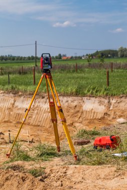 Kum üzerinde duran arazi ölçme aygıtı  