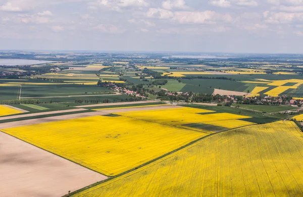 Campos de cosecha, lagos y aldea — Foto de Stock