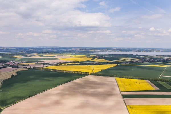 Campos de cosecha, lagos y aldea — Foto de Stock