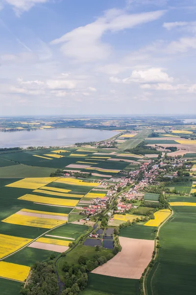 Oogst van de velden, meren en dorp — Stockfoto