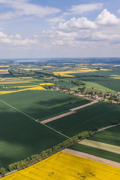 Oogst van de velden, meren en dorp — Stockfoto