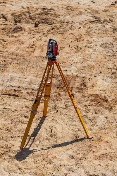 Kum üzerinde duran arazi ölçme aygıtı  