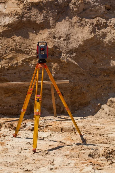 Kum üzerinde duran arazi ölçme aygıtı — Stok fotoğraf