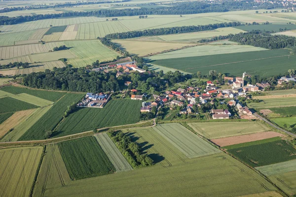 Luchtfoto van het dorp oogst velden ochtend landschap — Stockfoto