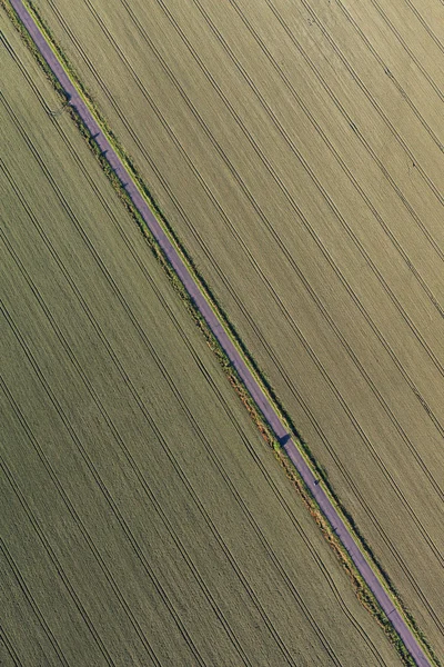 A légi felvétel a betakarítási területeken reggel táj — Stock Fotó