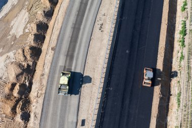 Karayolu üzerinde otomobil havadan görünümü