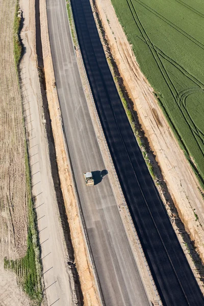 Vista aérea do carro na estrada — Fotografia de Stock