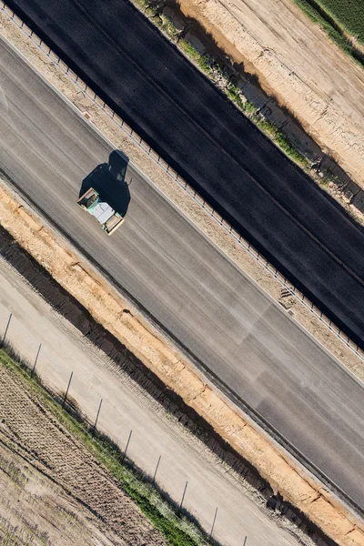 Вид с воздуха на автомобиль на шоссе — стоковое фото