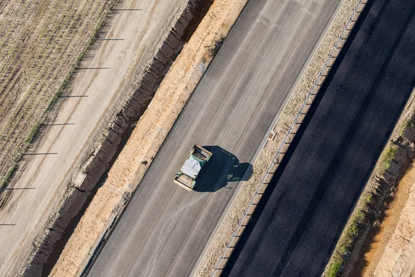 Flygfoto över bil på motorvägen — Stockfoto