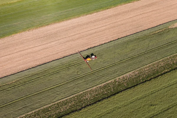 Flygfoto över traktorn på skörd fältet — Stockfoto