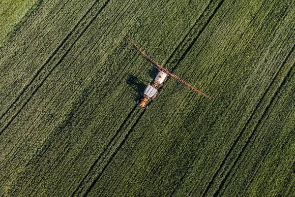 Hasat alanında traktörün havadan görünümü — Stok fotoğraf