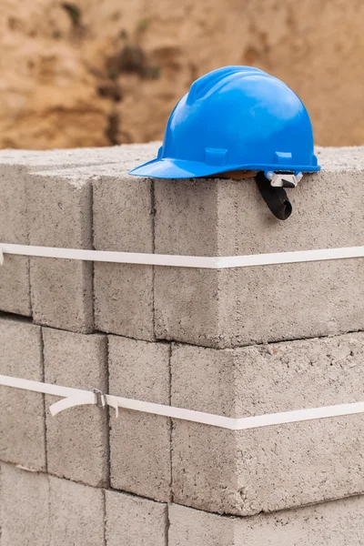 Casco y herramientas de construcción —  Fotos de Stock