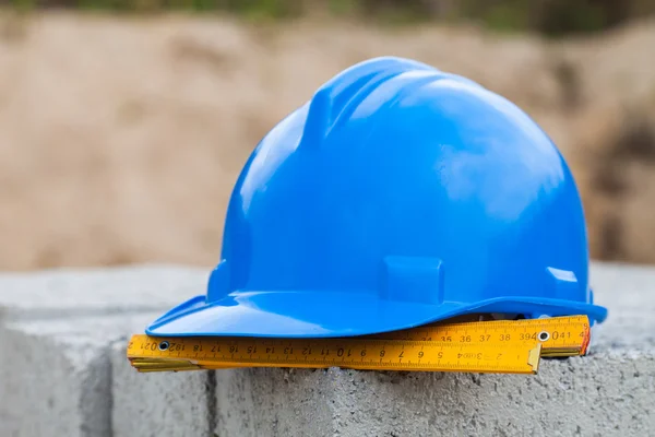 Capacete e ferramentas de construção — Fotografia de Stock