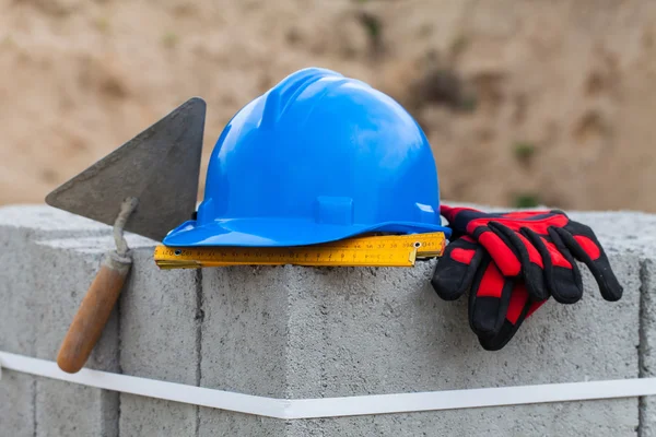 Helm en gebouw tools — Stockfoto