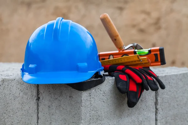 Helmet and building tools — Stock Photo, Image