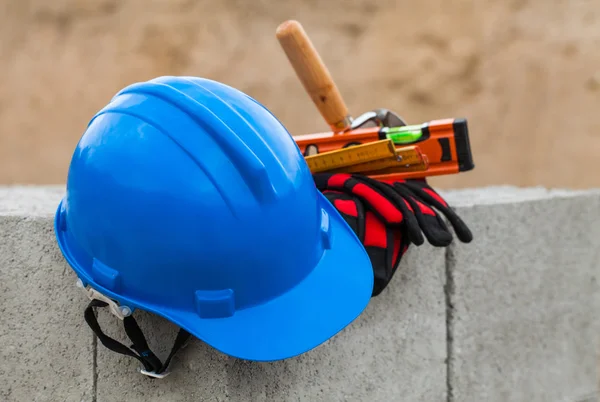 Casco y herramientas de construcción —  Fotos de Stock