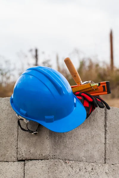 Helmet and building tools — Stock Photo, Image