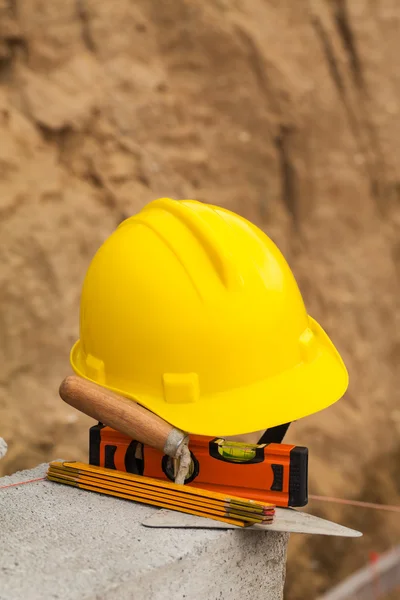 Helm und Bauwerkzeuge — Stockfoto