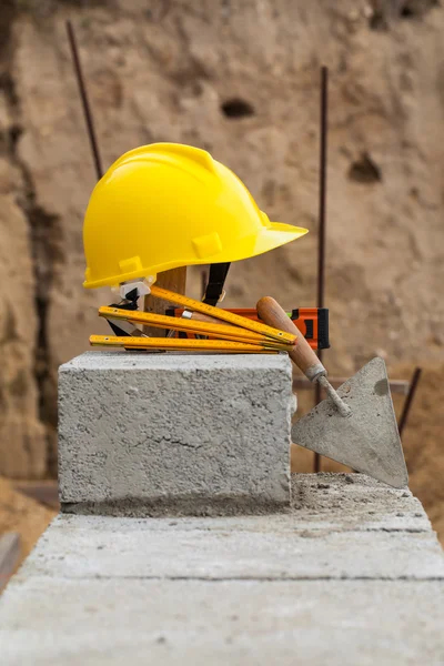 Helm und Bauwerkzeuge — Stockfoto