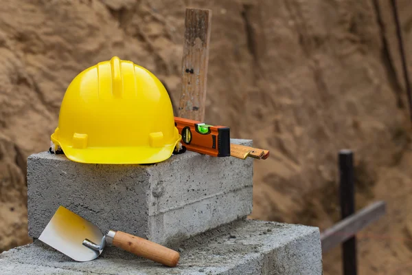 Helm und Bauwerkzeuge — Stockfoto