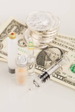 Masadaki aşı izole edilmiş.