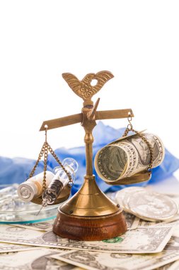 Masadaki aşı izole edilmiş.