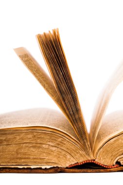 Beyazda izole edilmiş eski kitap