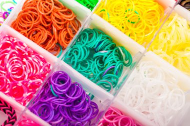 renkli merak tezgah bant lastik top beyaz izole