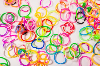 renkli merak tezgah bant lastik top beyaz izole