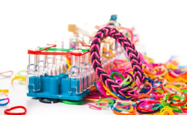 renkli merak tezgah bant lastik top beyaz izole