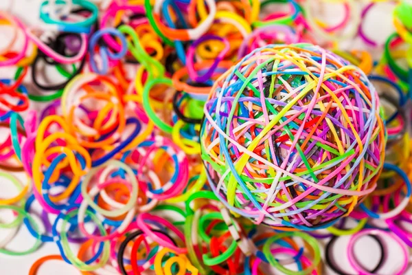 Kleurrijke wonder weefgetouw band rubber bal geïsoleerd op wit — Stockfoto