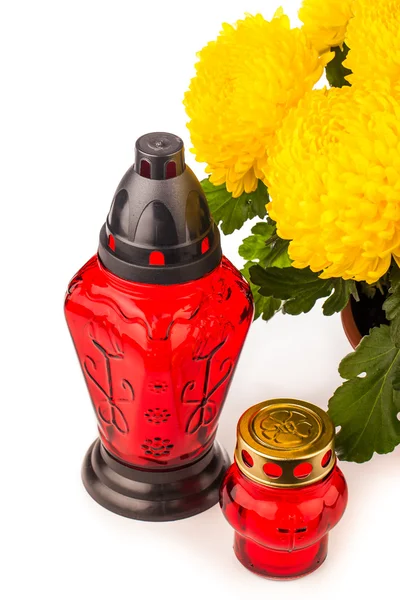 Allvarliga candle lantern med blommor isolerad på vit — Stockfoto