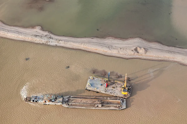 Draga de areia em barca no lago Nysa — Fotografia de Stock