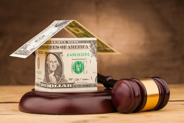 Judge gavel with money house — Stock Photo, Image