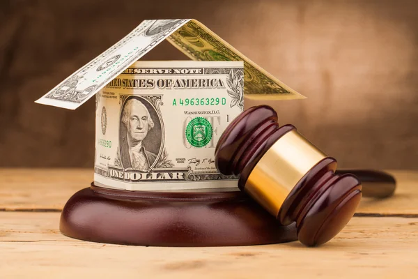 Martelo de juiz com casa de dinheiro — Fotografia de Stock
