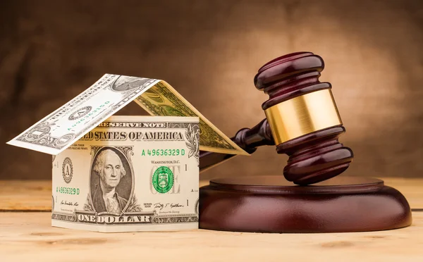 Yargıç tokmak para ev — Stok fotoğraf