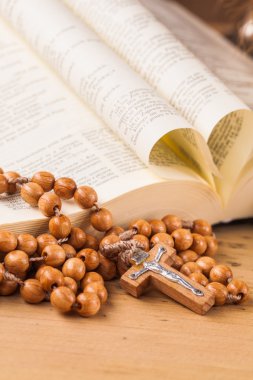 Haç, tespih ve kutsal kitap