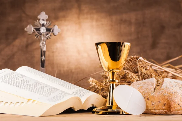 Holy communion next to bible — Stock Photo, Image