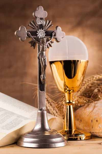 Holy communion next to bible — Stock Photo, Image