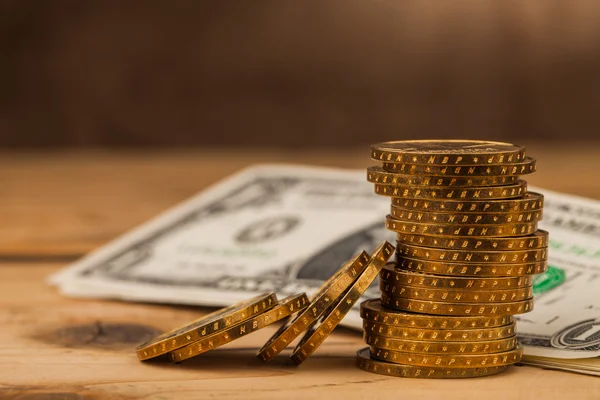 Moedas de dinheiro pilha na mesa — Fotografia de Stock