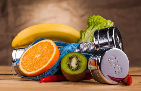 Fitness equipment and healthy food — Stock Photo, Image