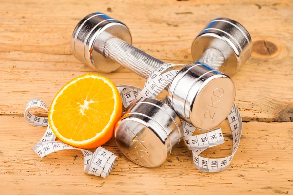 Equipos de fitness pesos y naranja — Foto de Stock