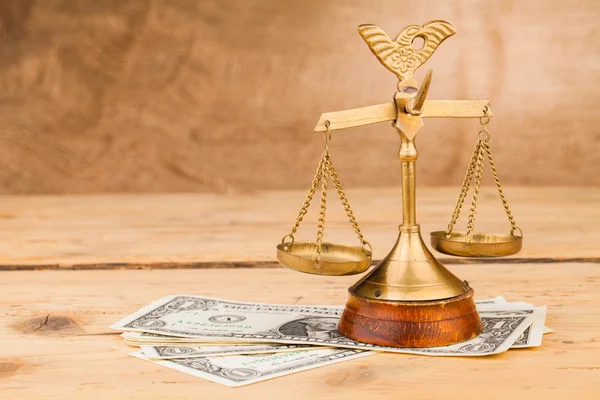 Весы правосудия и долларовые деньги — стоковое фото