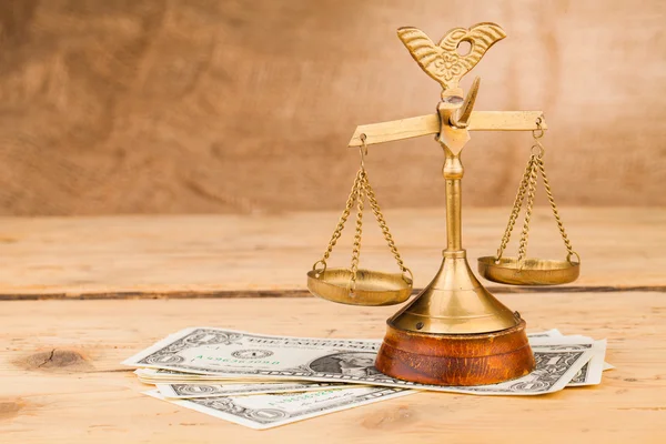 Schalen van Justitie en dollars geld — Stockfoto