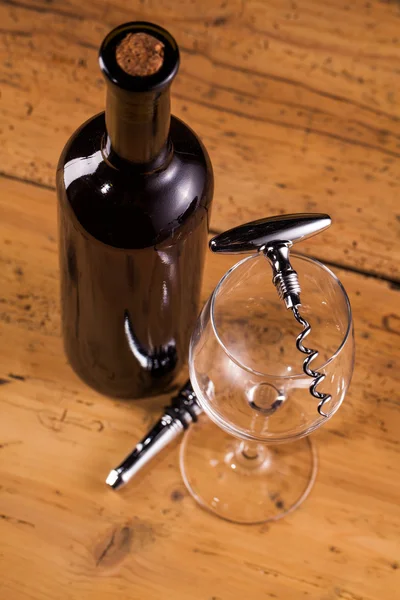 Butelka wina i korkociąg — Zdjęcie stockowe